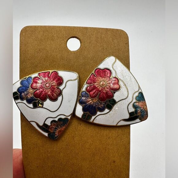 Stunning vintage trillion shaped Cloisonne white enamel with flowers earrings! - Picture 3 of 11